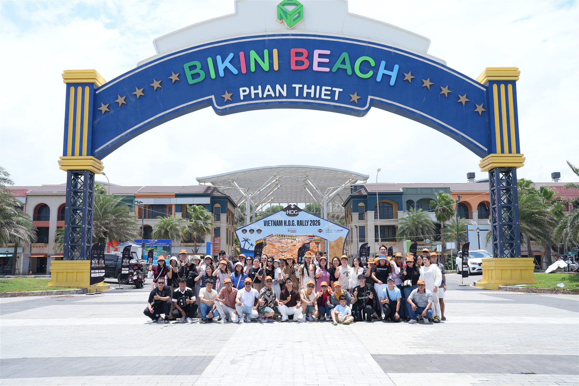 Tập thể TPC tại Bikini Beach Phan Thiết trong hành trình Team Building 2026